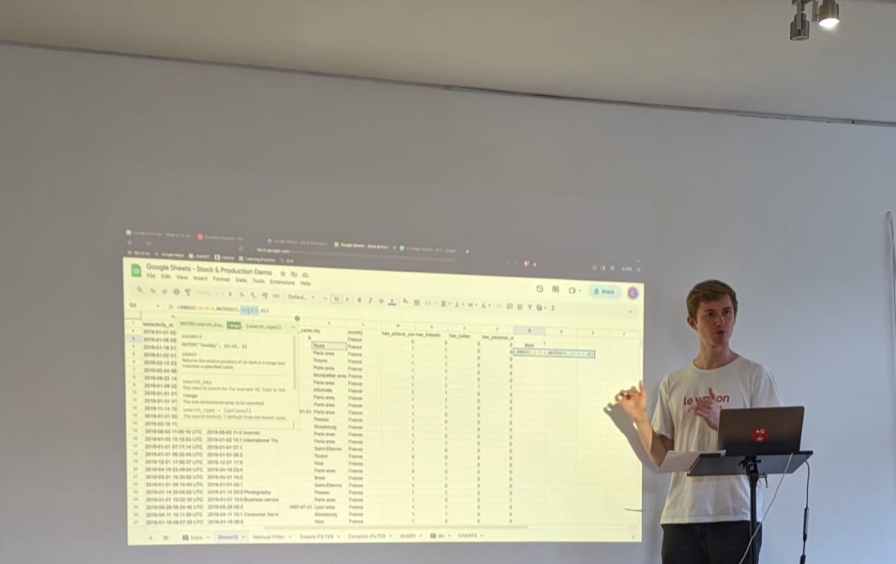 Cedric De Schaut teaching an applied AI session